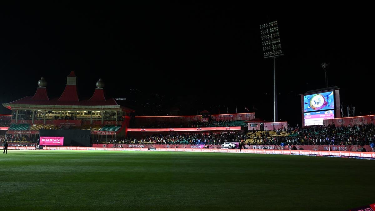 IPL 2025, PBKS-DC: सुरक्षा चिंताओं के कारण धर्मसाला में ब्लैकआउट के बीच मैच बंद हो गया
