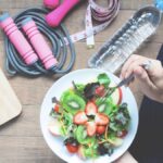 अपने शरीर को कैसे ईंधन दें: गर्मियों के वर्कआउट से पहले और बाद में स्मार्ट भोजन