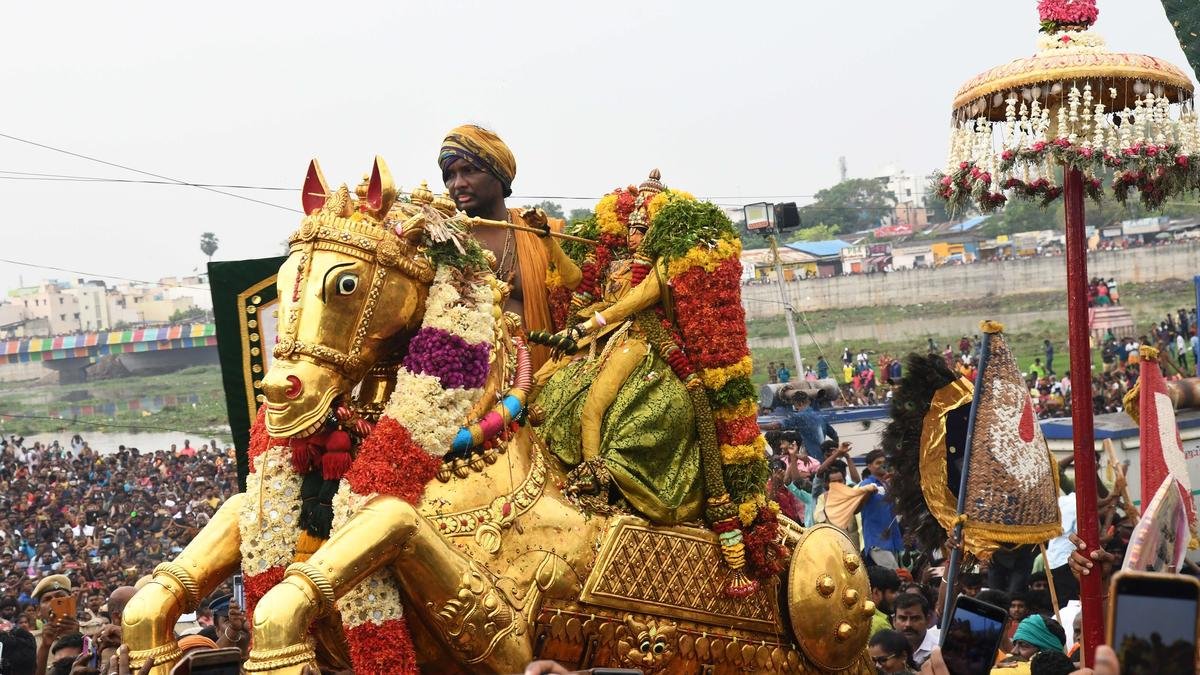 आज़ाद गेय रत्न जो अज़हगर के जुलूस को वैगई और बैक का वर्णन करते हैं