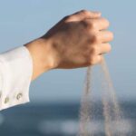 आत्मसमर्पण और शांति: द हिडन जॉय ऑफ लेटिंग गो