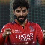 आरसीबी के लिए पाटीदार को बूस्ट करते हुए खिलाड़ियों ने मैदान में दौड़ लगाई