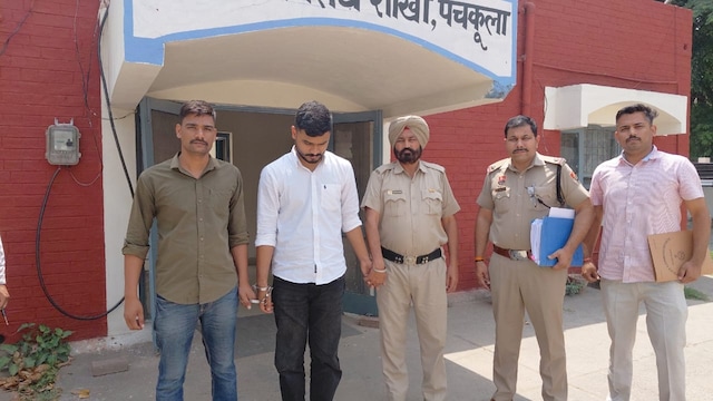 व्यक्ति ने सेना से कहा-मैं सेना में एक कप्तान हूं, आपका काम किया जाएगा, फिर ...