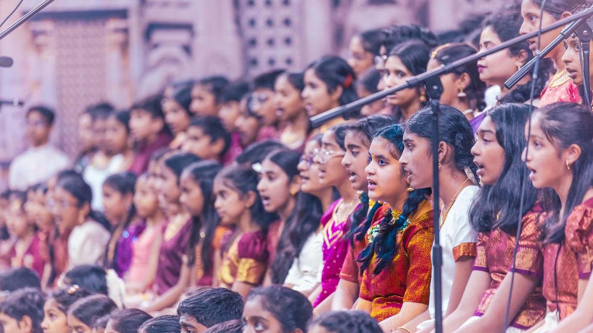 एपिक चोइर क्लीवलैंड थायगराजा फेस्टिवल में प्रदर्शन करता है