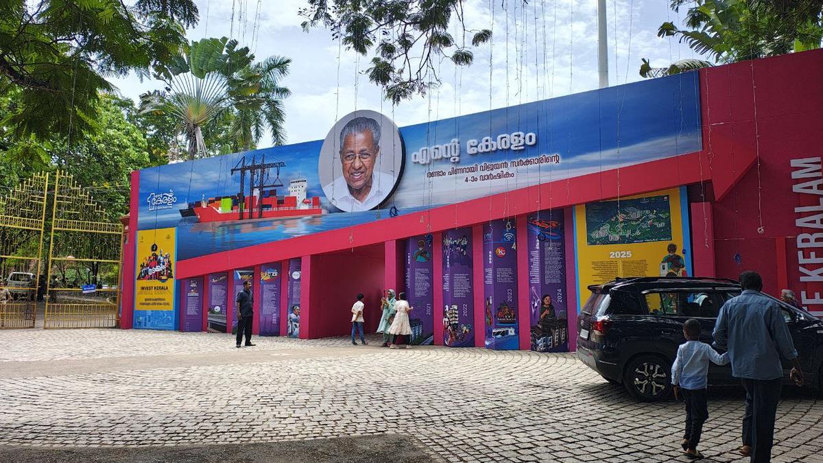 एलडीएफ सरकार की चौथी वर्षगांठ मनाते हुए एंटे केरलम एक्सपो में इंस्टॉलेशन चमकते हैं