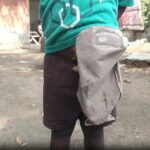 कमर में बैग हैंगिंग बैग और आंखों में आशा ... पिता एक 4 -वर्षीय लड़की के साथ ठोकर खा रहे हैं