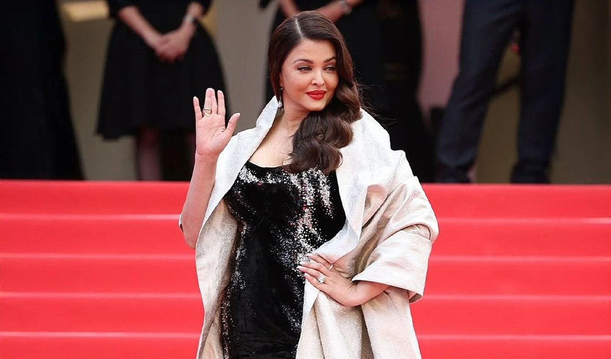 कान 2025 | सिंदूर के साथ भारतीय नज़र के बाद ऐश्वर्या राय बच्चन पश्चिमी हो गए! ब्लैक स्ट्रैपलेस गाउन लाल कालीन पर उतरा