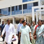 केंद्रीय मंत्री अधिकारियों को 5 महीनों में हबबालि स्पोर्ट्स कॉम्प्लेक्स पूरा करने का निर्देश देते हैं