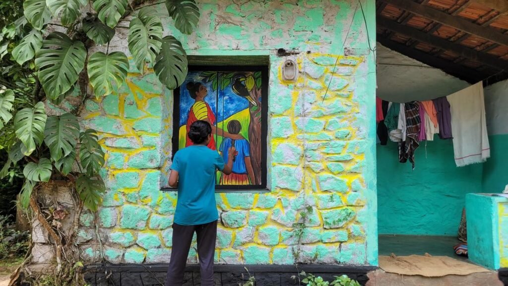कैसे एक कला शिक्षक ने केरल में मलक्कड़ के आदिवासी बच्चों के लिए एक ग्रीष्मकालीन कला शिविर लिया