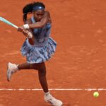 गॉफ रैकेट को भूल जाने के बाद नाली पाता है, मेदवेदेव फ्रेंच ओपन से बाहर निकलता है