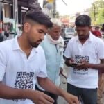 ग्राहकों को परेशानी नहीं है, चाचा भतीजे को टी-शर्ट पर ही मुद्रित क्यूआर कोड मिला है