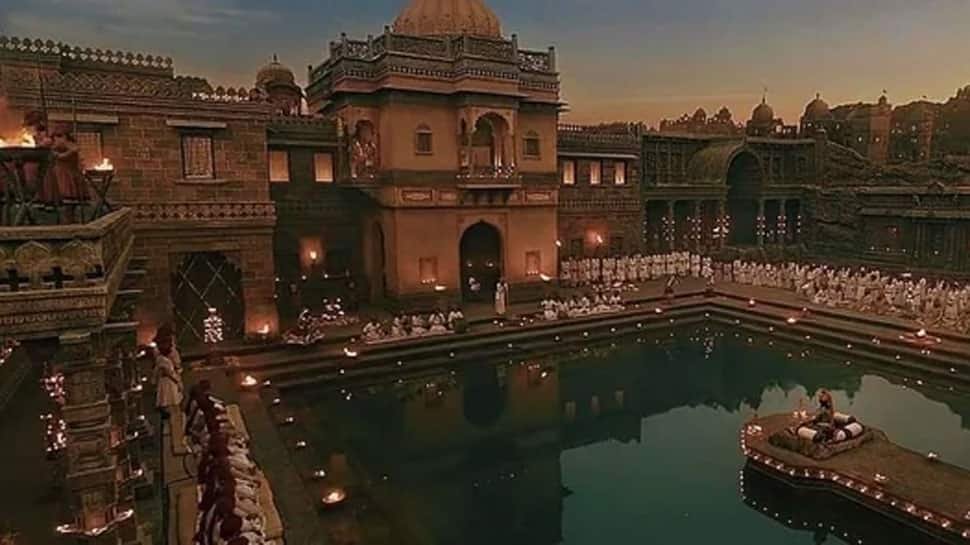 ग्रैंड सेट के साथ 8 ब्लॉकबस्टर बॉलीवुड फिल्मों का लुभावनी दृश्य दौरा: मुगल-ए-आज़म से पद्मावत-पिक्स में