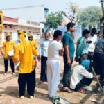 जब कर्मचारी ड्रम, ड्रम के बजाय बुरे कुएं को ठीक करने के लिए पहुंचे तो लोग खुश हो गए