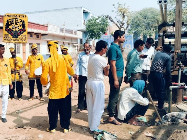 जब कर्मचारी ड्रम, ड्रम के बजाय बुरे कुएं को ठीक करने के लिए पहुंचे तो लोग खुश हो गए
