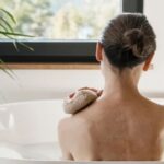 जो महिला बाथरूम में स्नान करने गई थी, वह अंदर से कुंडी कुंडी लगाती है, दरवाजा खुलते ही इंद्रियां उड़ गईं!