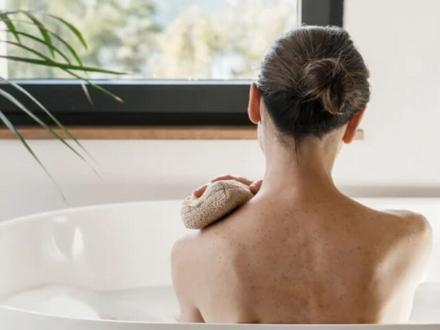 जो महिला बाथरूम में स्नान करने गई थी, वह अंदर से कुंडी कुंडी लगाती है, दरवाजा खुलते ही इंद्रियां उड़ गईं!