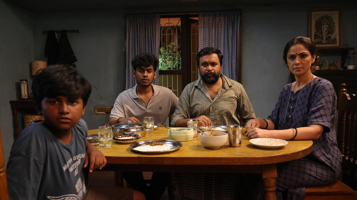'टूरिस्ट फैमिली' मूवी रिव्यू: दिस ससिकुमार-सिमरन फील-गुड फिल्म आपको ऑल फ़ज़ीज़ छोड़ देती है