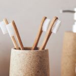 डॉक्टर इन 3 विषाक्त बाथरूम वस्तुओं के खिलाफ चेतावनी देते हैं, जिसमें टूथब्रश भी शामिल है; 'तुरंत फेंक दो'