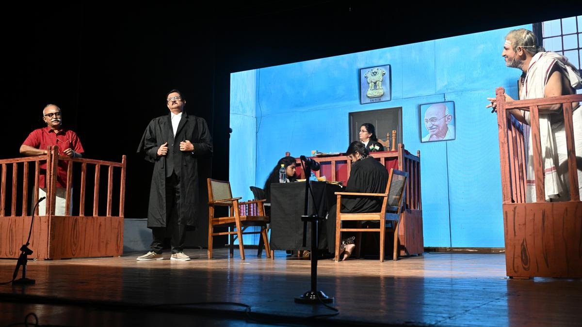 तमिल प्ले कालवु नीककिया पडलम नैतिकता और कानून के बीच की लड़ाई दिखाता है