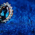 नीलम (नीला नीलम) लापरवाही से पहने हुए? यह पत्थर वित्तीय कठिनाइयों को लाता है- पेशेवरों और विपक्षों की जाँच करें