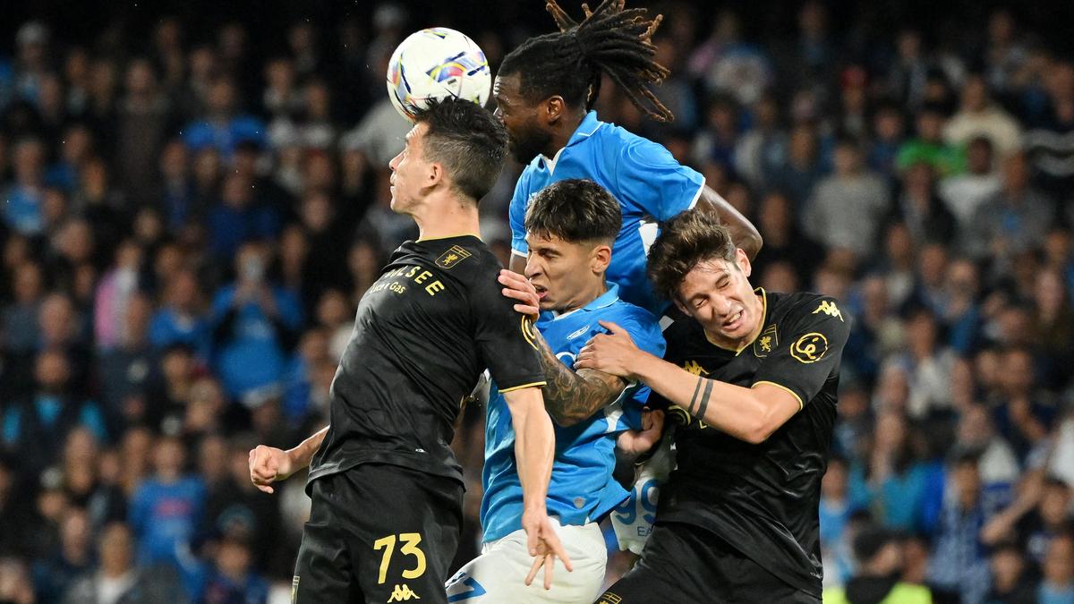 नेपोली का शीर्षक आशा है कि देर से जेनोआ इक्विलाइज़र द्वारा इंटर क्लोज़ में हिलाया गया