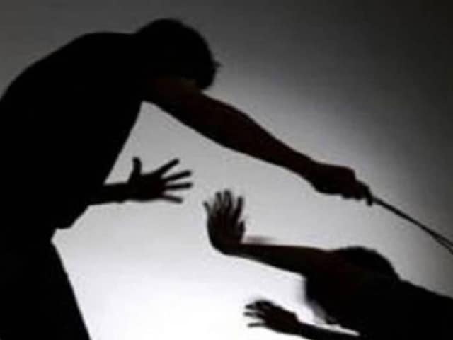 पत्नी झाड़ू लगा रही थी, पति की नींद खो गई, यह जल्दी हो गई