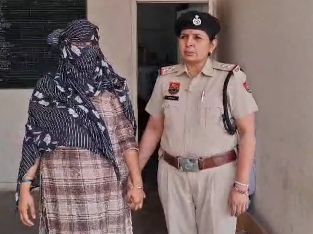 पुलिस ने कार को रोक दिया, वर्दी में बैठी महिला ने कहा - 'मैं कांस्टेबल हूं', और फिर ...