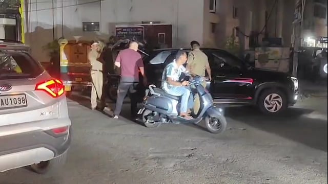 पुलिस ने स्कूटी को रोकने के लिए संकेत दिया, 3 युवकों ने भागना शुरू कर दिया ...