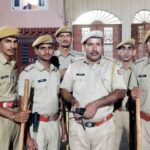 पुलिस स्टेशन के सामने डीजे की शुरुआत हुई, युवाओं ने पुलिस को दिखाया, वे देख रहे थे