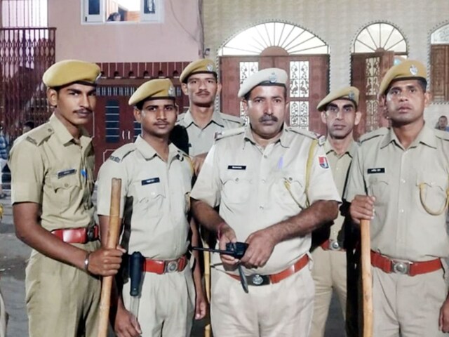 पुलिस स्टेशन के सामने डीजे की शुरुआत हुई, युवाओं ने पुलिस को दिखाया, वे देख रहे थे