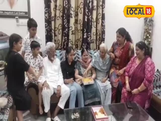 पोती एक टॉपर बन गई, दादा-दादी की छाती गर्व के साथ चौड़ी, ने कहा- 4 घंटे की मेहनत से रंग लाया गया