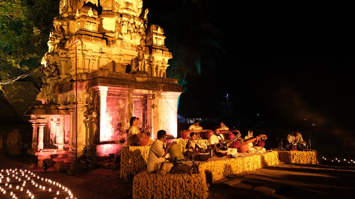 प्रोक्रिति फाउंडेशन के पवित्र संगीत के त्योहार के अंदर