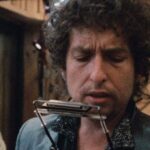 बॉब डायलन एक दशक के बाद मंच पर मिस्टर टैम्बोरिन मैन का प्रदर्शन करता है