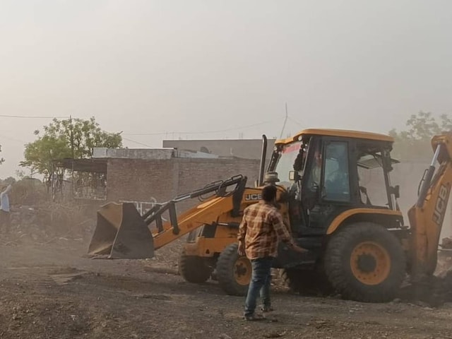 भजनलाल सरकार की बुलडोजर कार्रवाई, हत्या के आरोपी फारुख ने अवैध निर्माण को हटा दिया