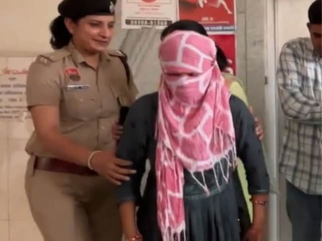 महिला अपने हाथों में मेंहदी के साथ घूम रही थी, पुलिस ने कहा- 'searge' और फिर ...