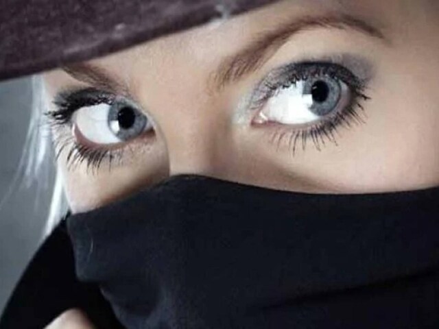 महिलाएं इसे मोबाइल पर मोबाइल पर करती हैं, फिर असली रंग दिखाती हैं और …