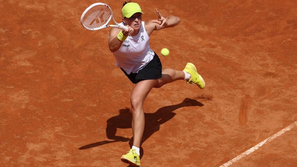 मिट्टी के फिसलने पर Iga Swiatek की तलहटी के साथ, Aryna Sabalenka उसकी पेरिस पल की नजर रखता है