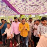 मां की ओर से बोलते हुए जो खेत बेच रही है और अपने बेटे को सिखा रही है ... महाराली में बेनिवाल