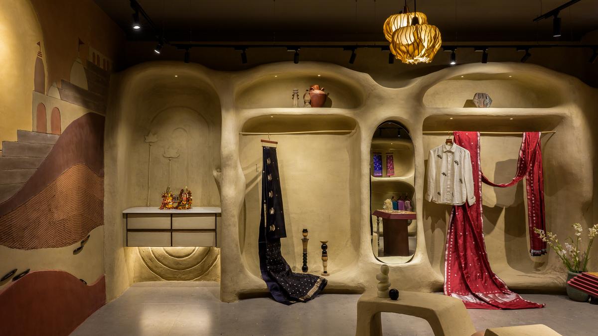 यह साड़ी शोरूम कीचड़, चूने और गाय के गोबर में हाथ से दिखाया गया है