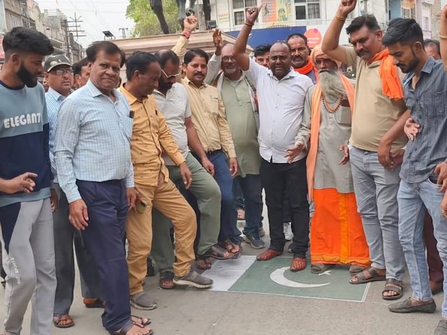 राजस्थान: पति ने पत्नी को मार डाला, पाकिस्तानी झंडा बरन में उसके पैरों के नीचे रौंद दिया