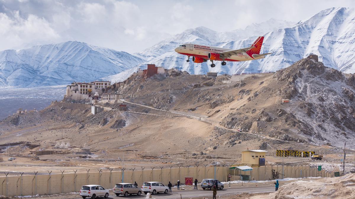 लद्दाख और कश्मीर में फंसे हुए पर्यटक आतिथ्य उद्योग से मुफ्त आवास और दयालुता प्राप्त करते हैं