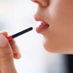 लिप लाइनर वापस आ गया है- और यह पहले से कहीं ज्यादा बोल्ड है