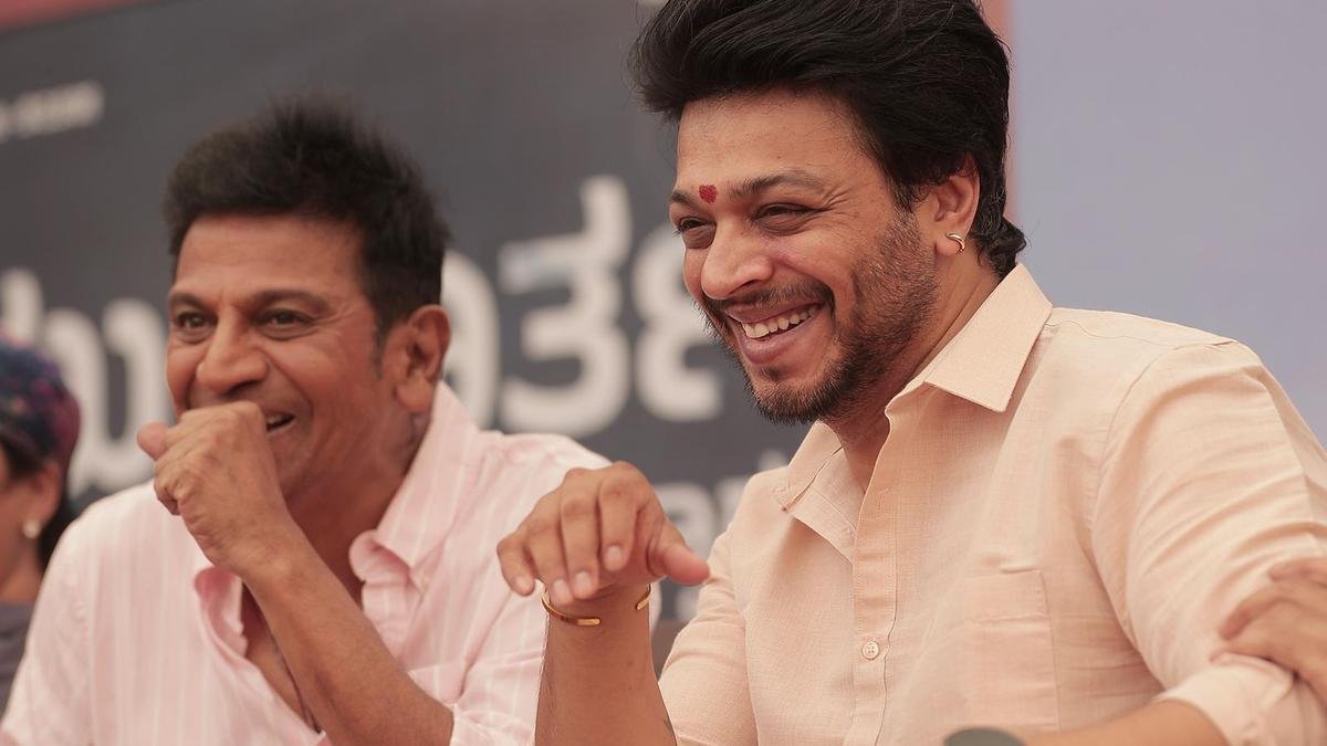 लेखक-निर्देशक-अभिनेता एमजी श्रीनिवास और शिवजकुमार का अगला उद्यम फर्श पर जाता है