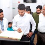 लेफ्ट गूगल जॉब, UPSC में टॉपर, Tehsil कार्यालय में प्रवेश के कारण आतंक