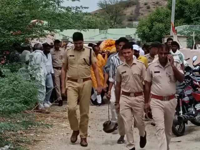 वे गाँव, जहां कई हिंदू परिवार रहते हैं, लेकिन पहली बार दाह संस्कार किया गया था, वहाँ एक अंतिम संस्कार था!