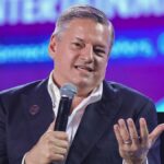 वेव्स शिखर सम्मेलन 2025 | नेटफ्लिक्स के बॉस टेड सरंडोस ने नाटकीय फिल्मों पर 'पुरानी' टिप्पणी को स्पष्ट किया, सैफ अली खान ने 'मुक्ति' को स्ट्रीमिंग कहा