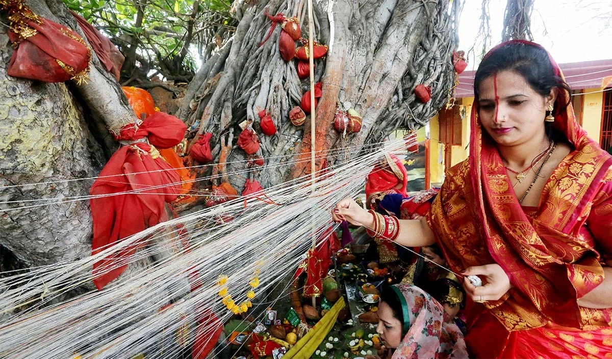वैट सावित्री व्रत 2025: महिला
