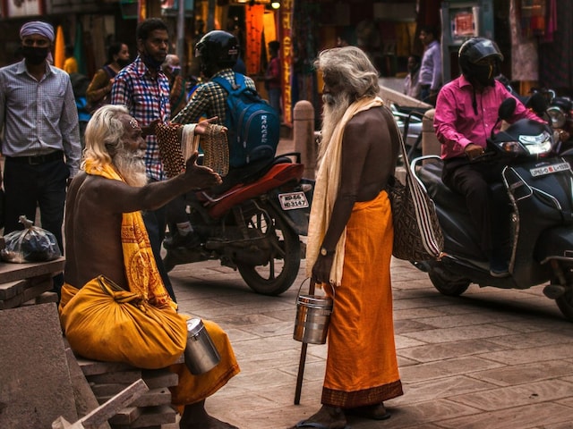 वह व्यक्ति सड़क के चारों ओर घूमता था, पुलिस ने पूछा, नाम पूछा, 35 वर्षीय पाप बाहर आया