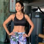 शिल्पा शेट्टिस कैलोरी बर्निंग वर्कआउट: उसकी बॉल ड्रॉप चैलेंज देखें