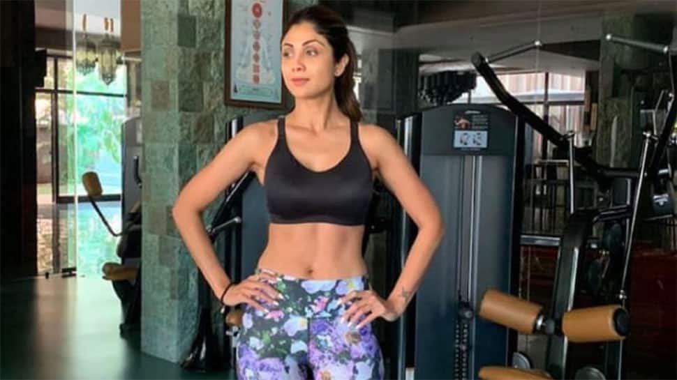 शिल्पा शेट्टिस कैलोरी बर्निंग वर्कआउट: उसकी बॉल ड्रॉप चैलेंज देखें