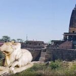 शिव मंदिर खटू के पास बनाया गया है, जैसे ही नंदी उसके कान में बोलती है